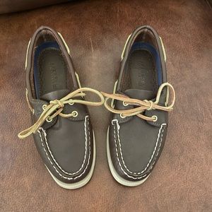 Sperry brown shoes in great barely used condition. Size 6M.